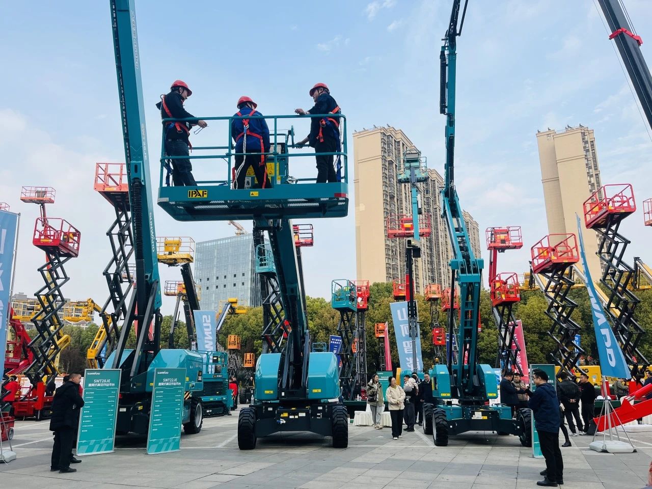 “爆品”来袭，，，，，，签简单直！ 壹定发智能艳服亮相第八届天下高空作业平台租赁大会