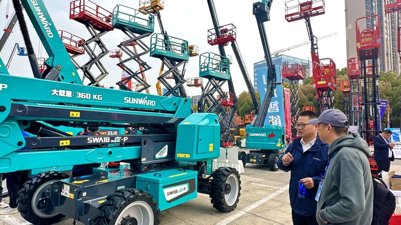 “爆品”来袭，，，，，，签简单直！ 壹定发智能艳服亮相第八届天下高空作业平台租赁大会