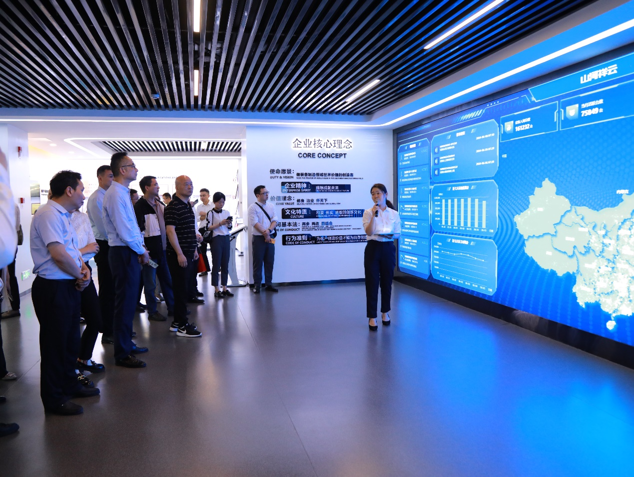 湘潭市工信局带队莅临壹定发智能开展智能制造现场观摩交流活动