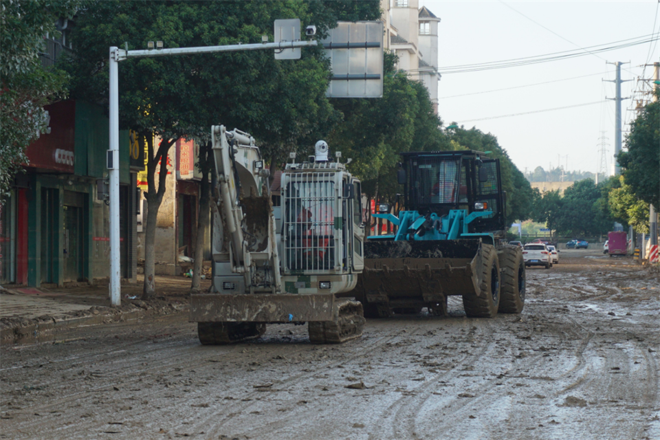 驰援湖南平江抗洪抢险，，，，，，，，共克时艰显继续