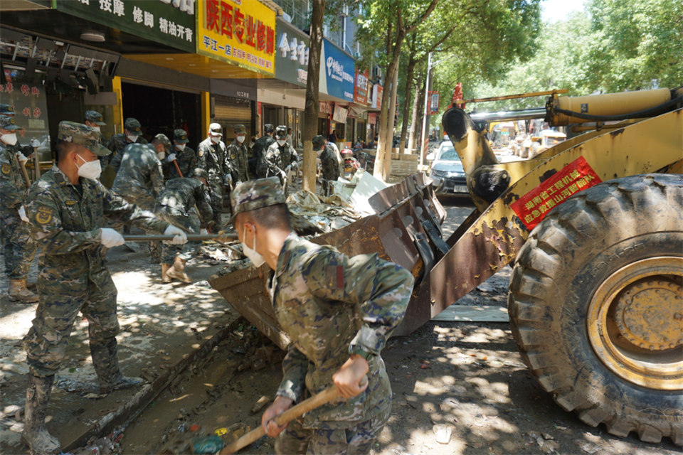 驰援湖南平江抗洪抢险，，，，，，，，共克时艰显继续