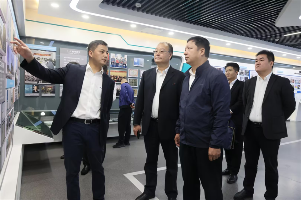 同船出海，，，，，，，共赢未来！中铁九局副总司理刘峻峰一行到访壹定发智能