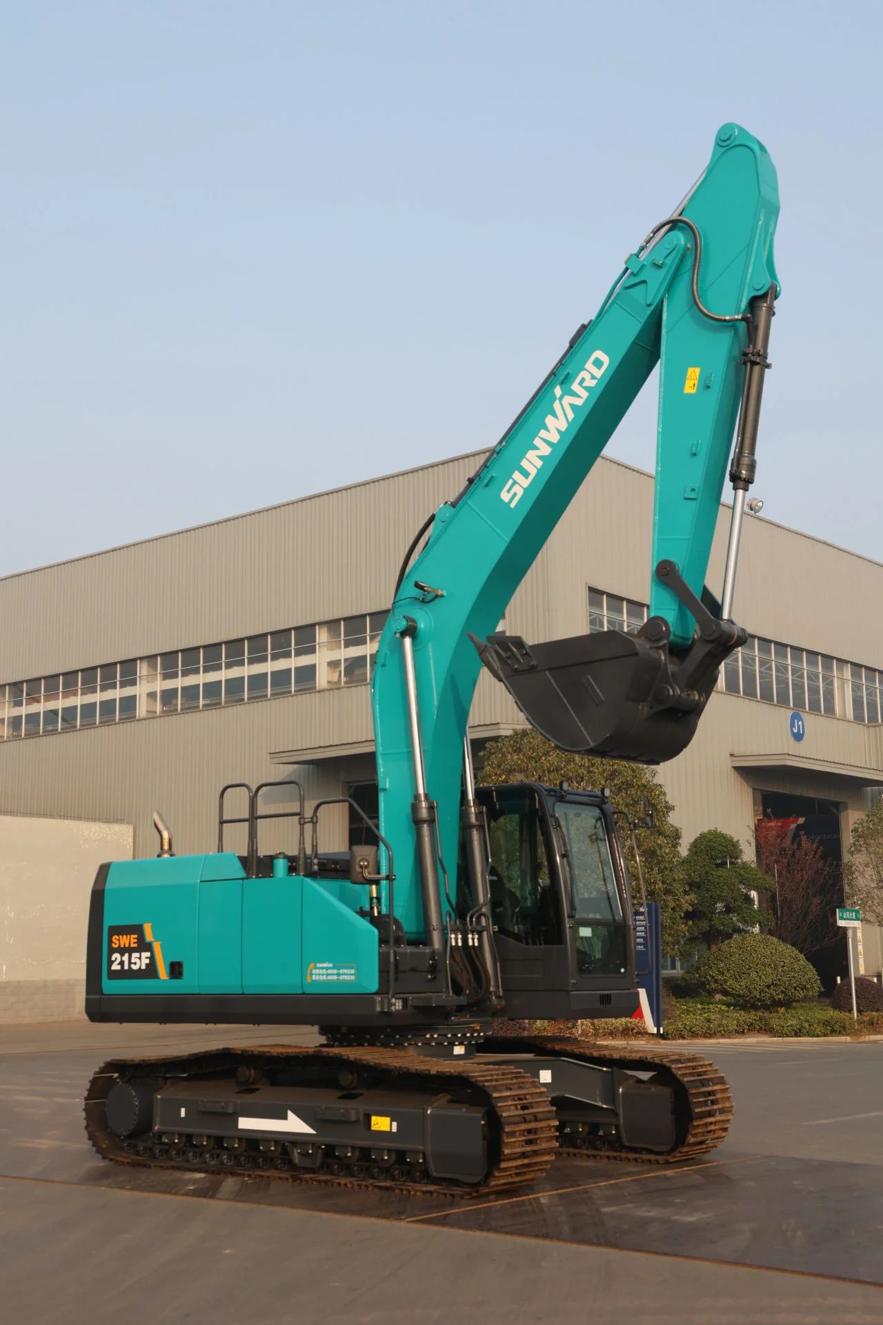 聚焦市场需求，，，，，，，，壹定发智能三款精品工程液压挖掘机乐成下线