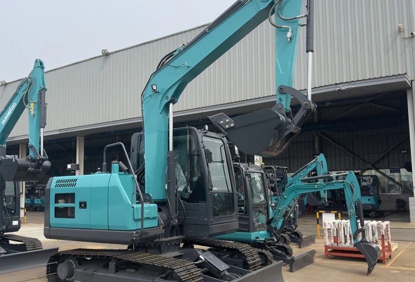 聚焦市场需求，，，，，，，，壹定发智能三款精品工程液压挖掘机乐成下线