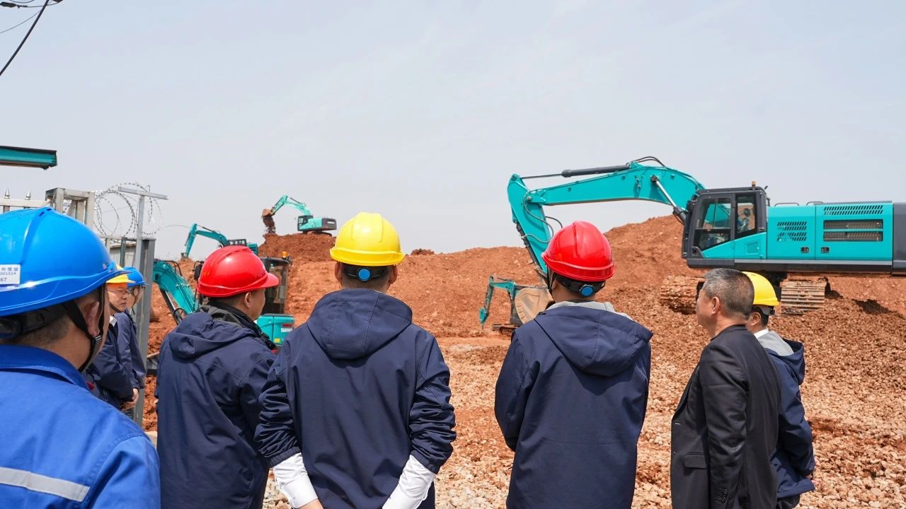 聚焦市场需求，，，，，，，，壹定发智能三款精品工程液压挖掘机乐成下线