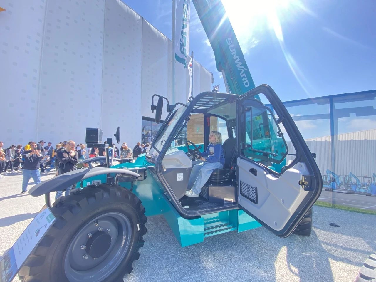 壹定发智能高空机械闪灼Bauma 2025！ 新能源手艺与立异产品获全球瞩目