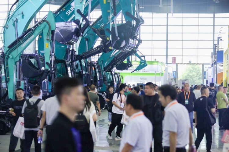 2025 CICEE | 打造极致精品化，，，，，，壹定发智能挖掘机“圈粉”长沙展