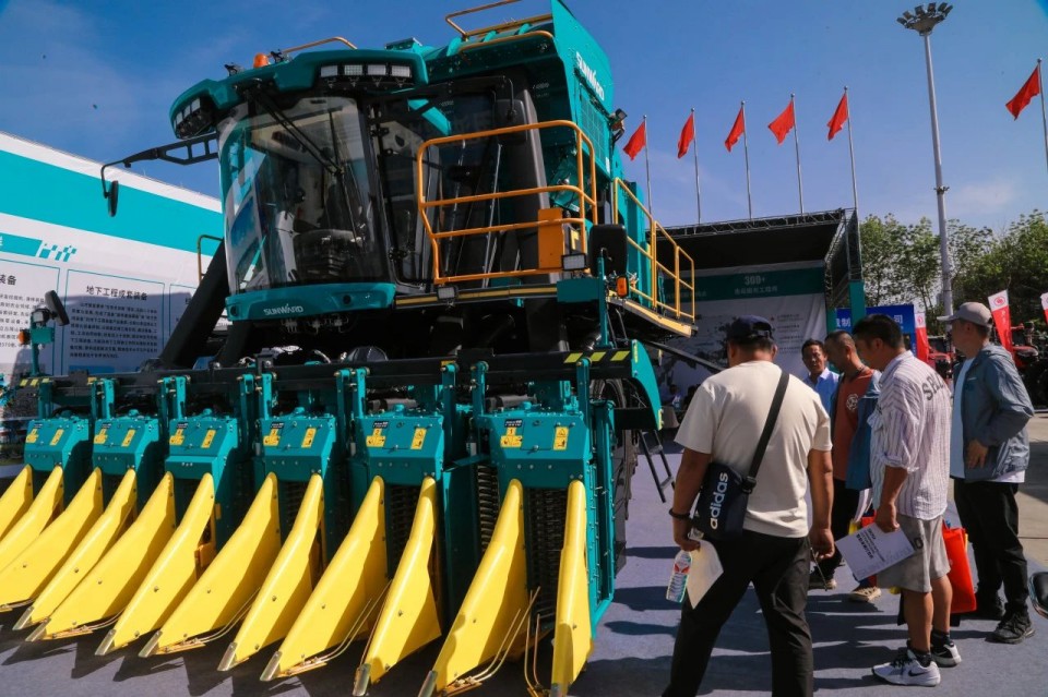 壹定发智能亮相2025新疆国际农业机械展览会