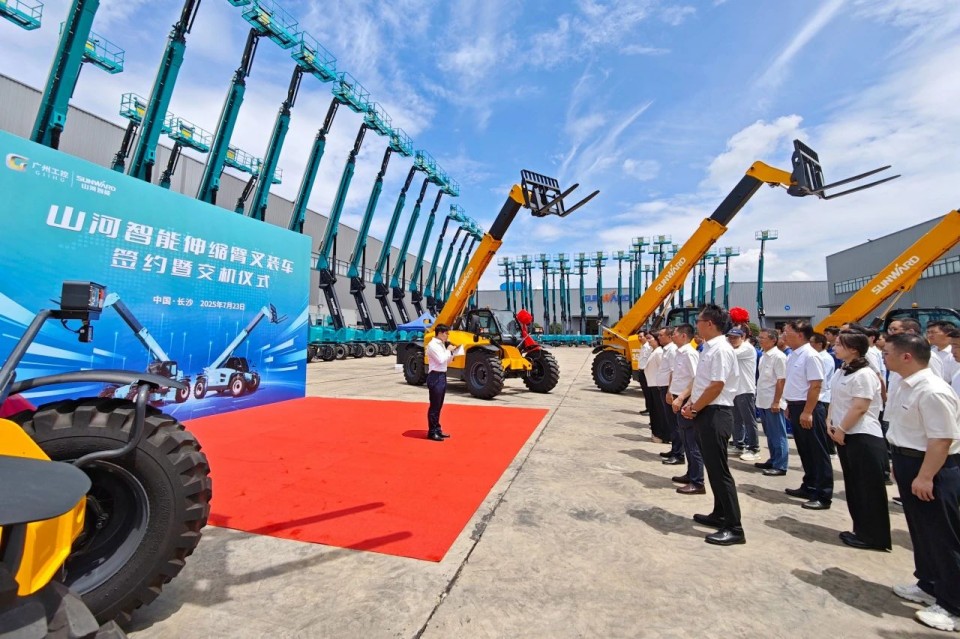 壹定发智能伸缩臂叉装车批量交付，，，即将奔赴新一线