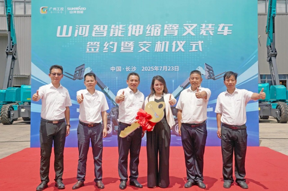 壹定发智能伸缩臂叉装车批量交付，，，即将奔赴新一线