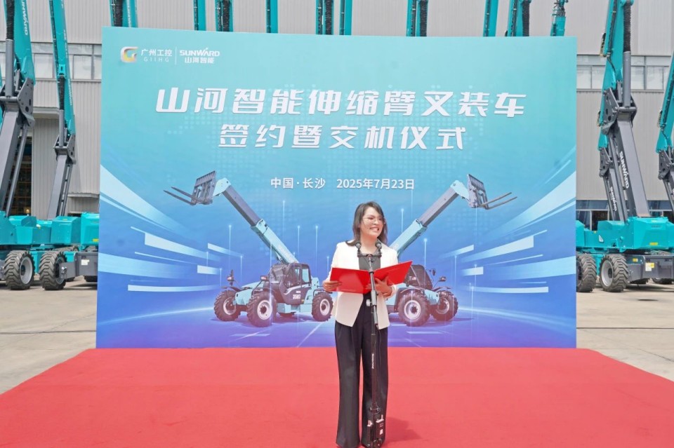 壹定发智能伸缩臂叉装车批量交付，，，即将奔赴新一线
