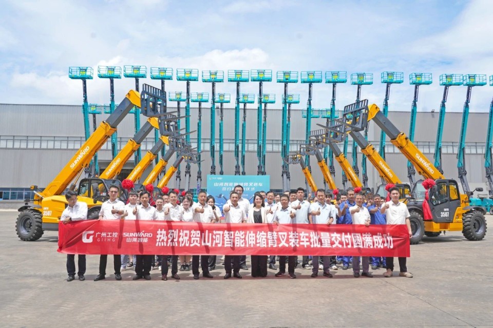 壹定发智能伸缩臂叉装车批量交付，，，即将奔赴新一线