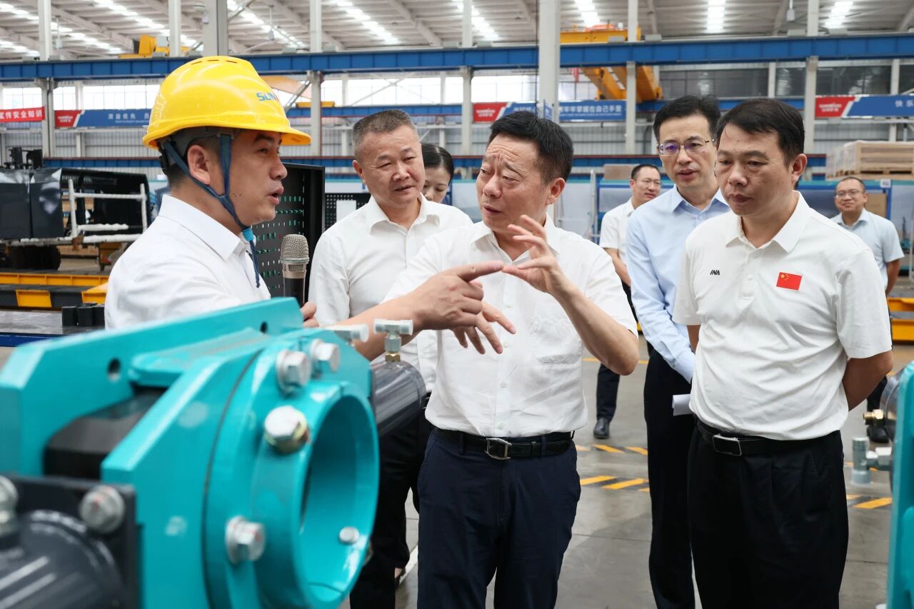 湖南省政协副主席、省工程机械工业链链长何寄华调研壹定发智能