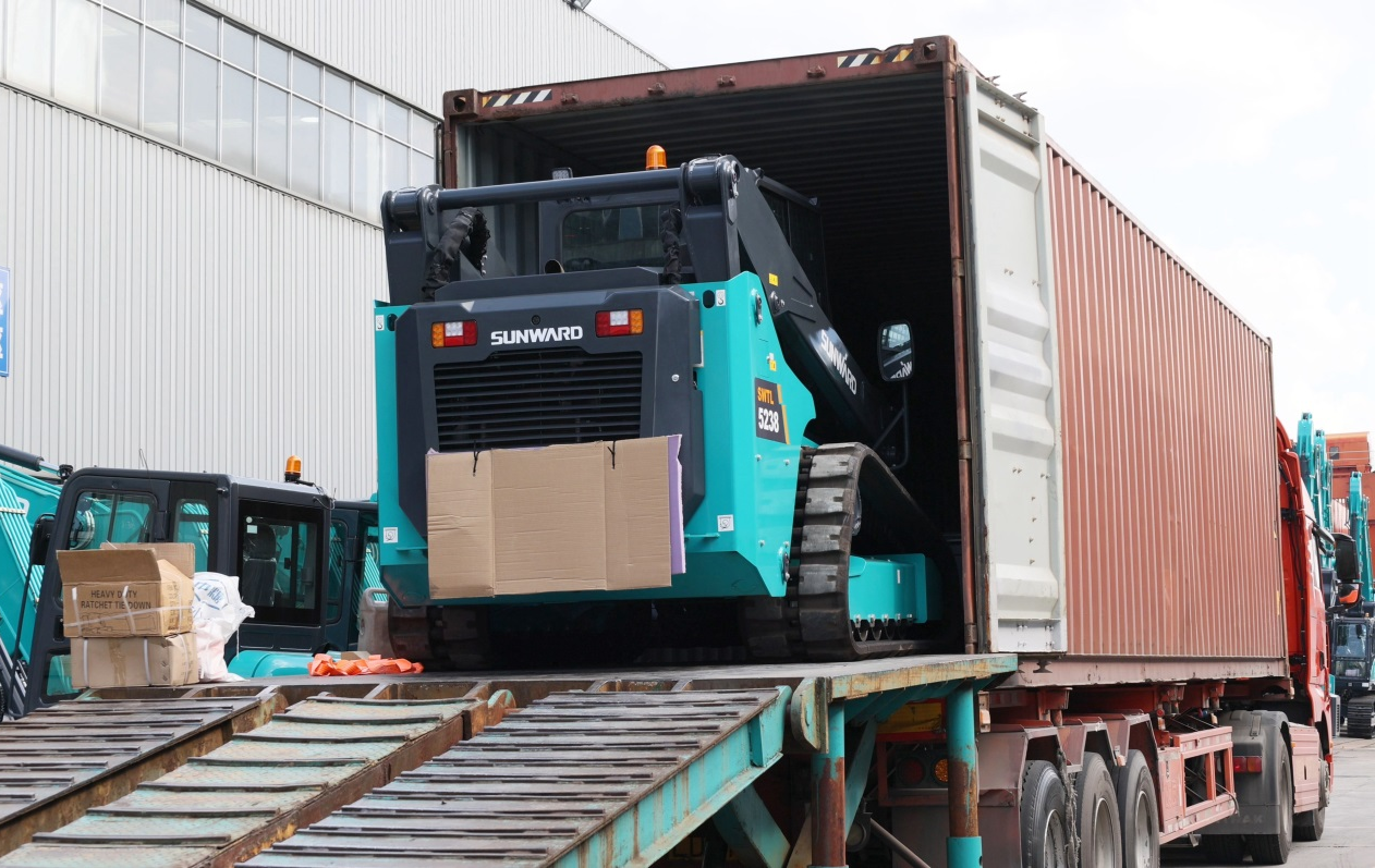 高端装备再获国际认可！壹定发智能最大吨位笔直举升履带式滑移装载机批量发往北美