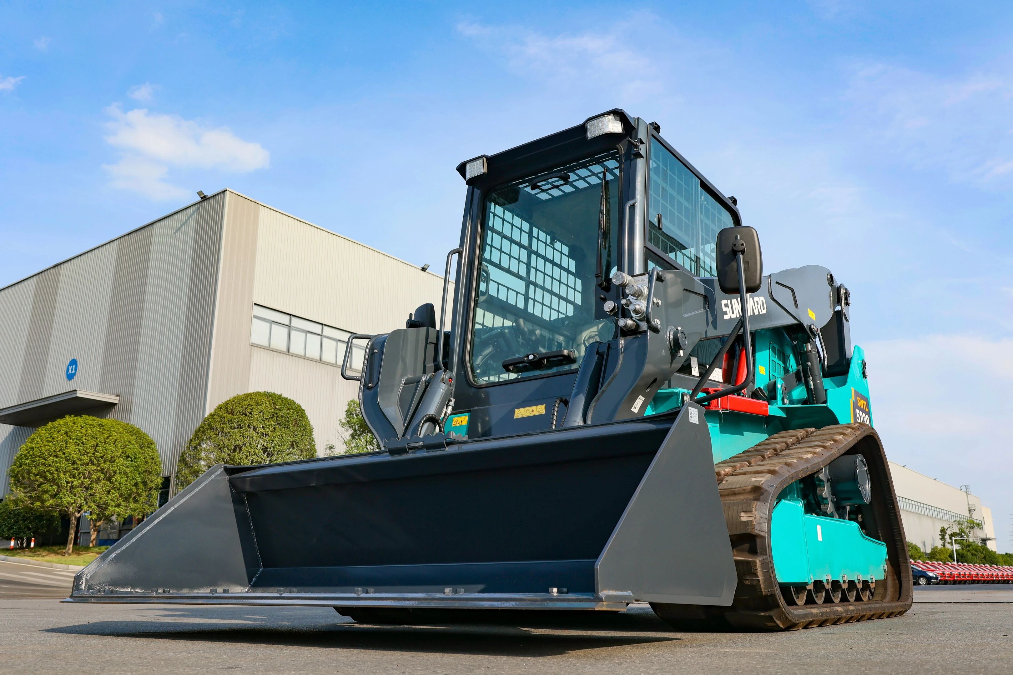 高端装备再获国际认可！壹定发智能最大吨位笔直举升履带式滑移装载机批量发往北美