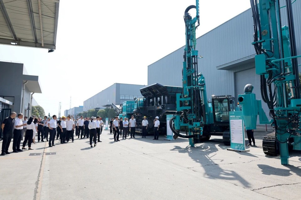 斜井开挖钻护一体化妆备乐成下线，，，，实现地下工程装备重大突破