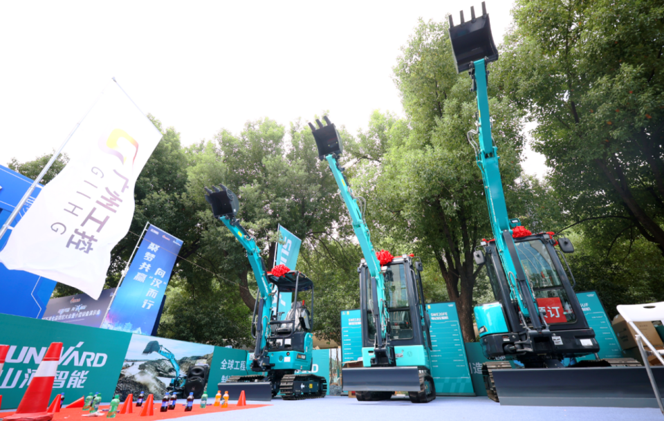 壹定发智能微挖“天团”闪灼武汉，，，，，，，，引领绿色施工潮流