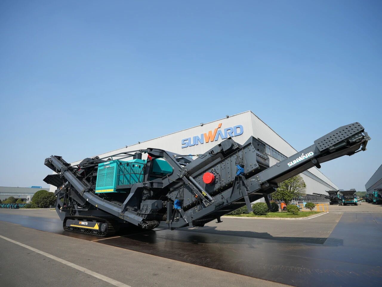 破局国际市场，，，无惧极寒工况！壹定发智能SP300CTD柴电两用圆锥破碎站乐成下线