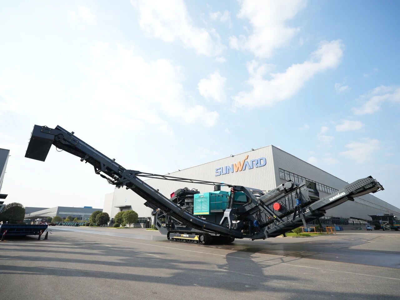 破局国际市场，，，无惧极寒工况！壹定发智能SP300CTD柴电两用圆锥破碎站乐成下线