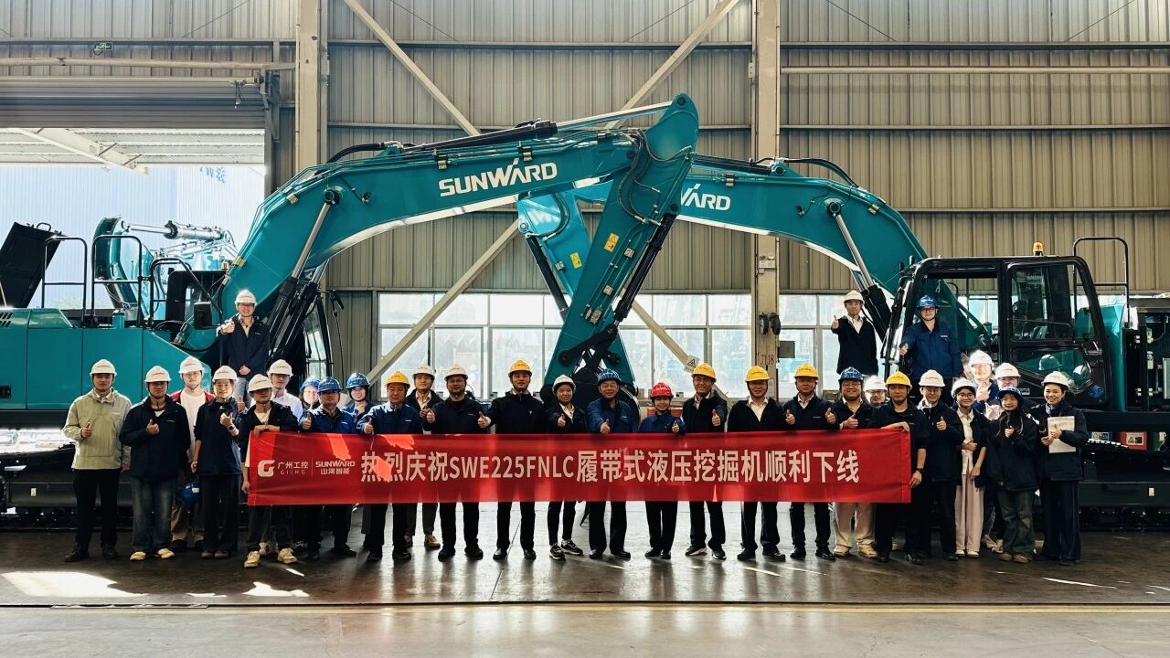 “双子星”闪灼！壹定发智能两款履带式液压挖掘机乐成下线